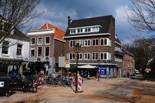 900116 Gezicht op het pand Twijnstraat 60-62 te Utrecht, met rechts de Wijde Doelen.